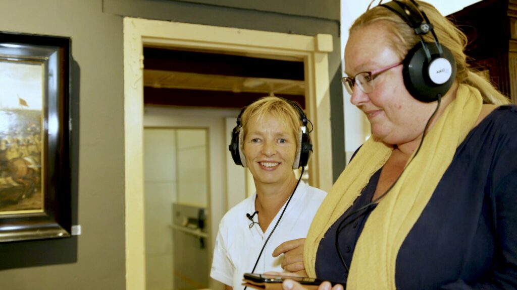 Twee vrouwen die de blikvanger app voor visueel gehandicapten gebruiken.