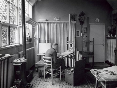 Jan Voerman junior bezig met schilderen in zijn atelier
