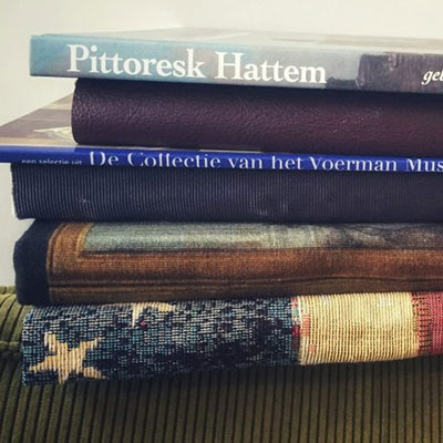Een stapel boeken over Hattem en Voerman