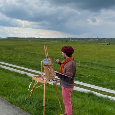 Een schilder maakt een schilderij in een landschap