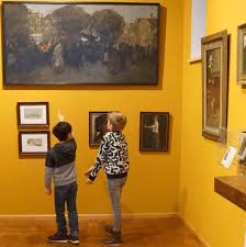 2 basisschool kinderen die wijzen naar een schilderij in het voerman museum en samen bespreken wat ze zien op het schilderij