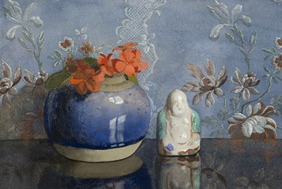 Schilderij van voermen met een porseleinen vaas met rode bloemen en een porseleinen popetje, geplaatst voor een blauwe bloemen behang.