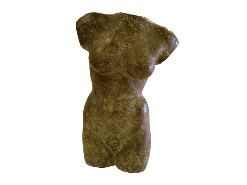 Een bruine natuurstenen torso van de beeldhouwster Bé Thoden van Velzen