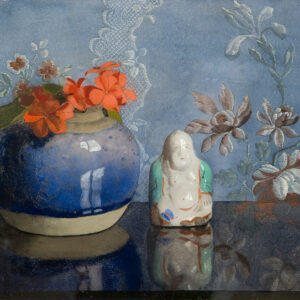 Een schilderij van Jan Voerman junior van een blauw gemberpotje met bloemen en een boedha beeldje.