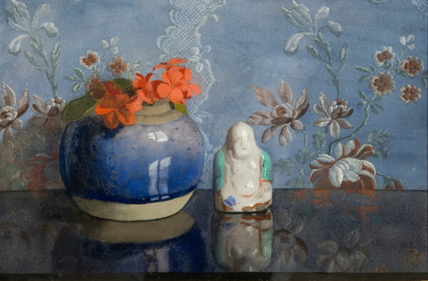 Een schilderij van Jan Voerman junior van een blauw gemberpotje met bloemen en een boedha beeldje.